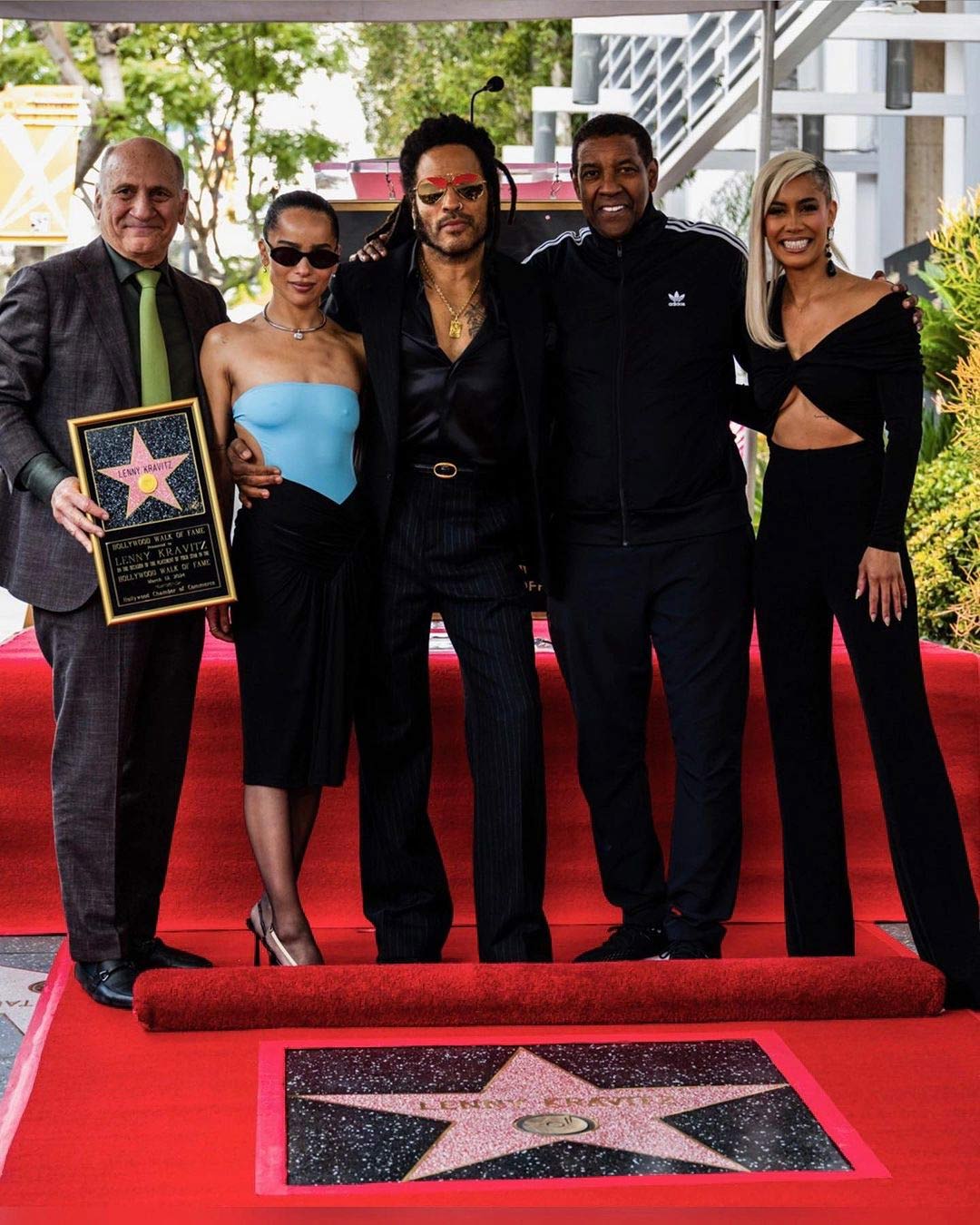 El cantante Lenny Kravitz revela su estrella en el Paseo de la Fama