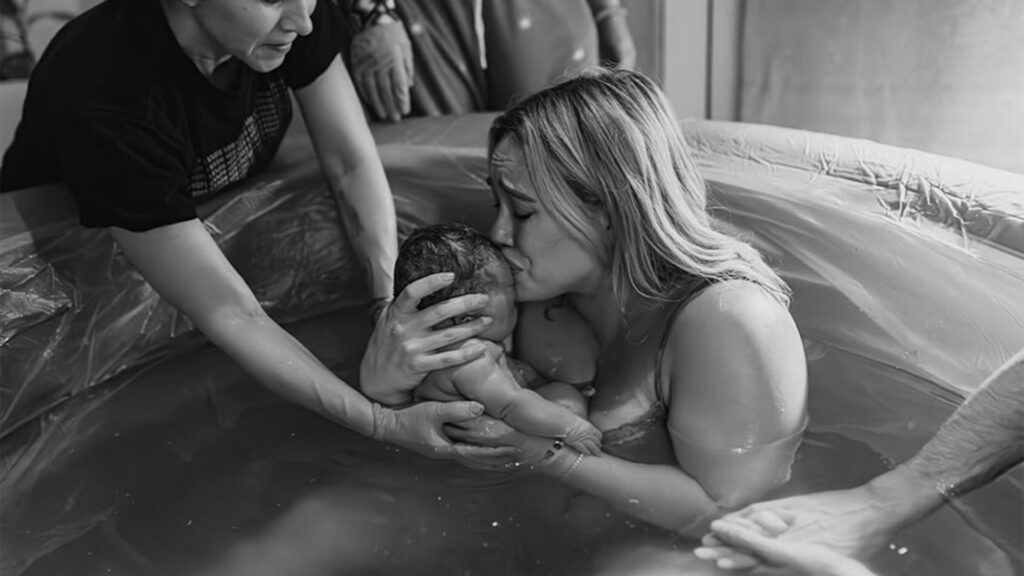 Hilary Duff comparte fotos del nacimiento en agua de su cuarto hijo