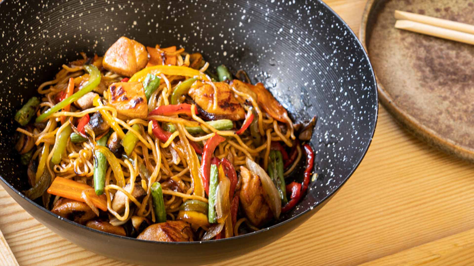 Chow mein de vegetales y champiñones al Wok