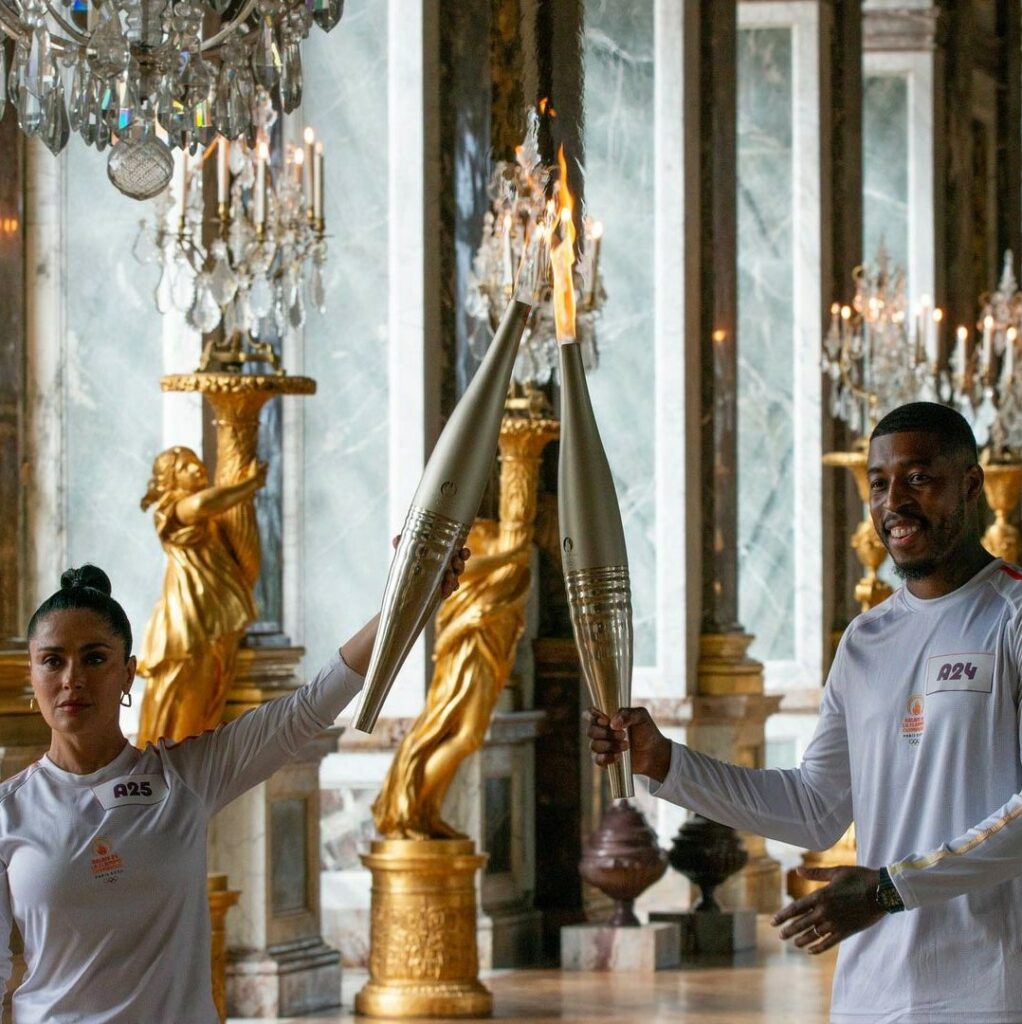 Salma Hayek porta la antorcha olímpica en el Palacio de Versalles