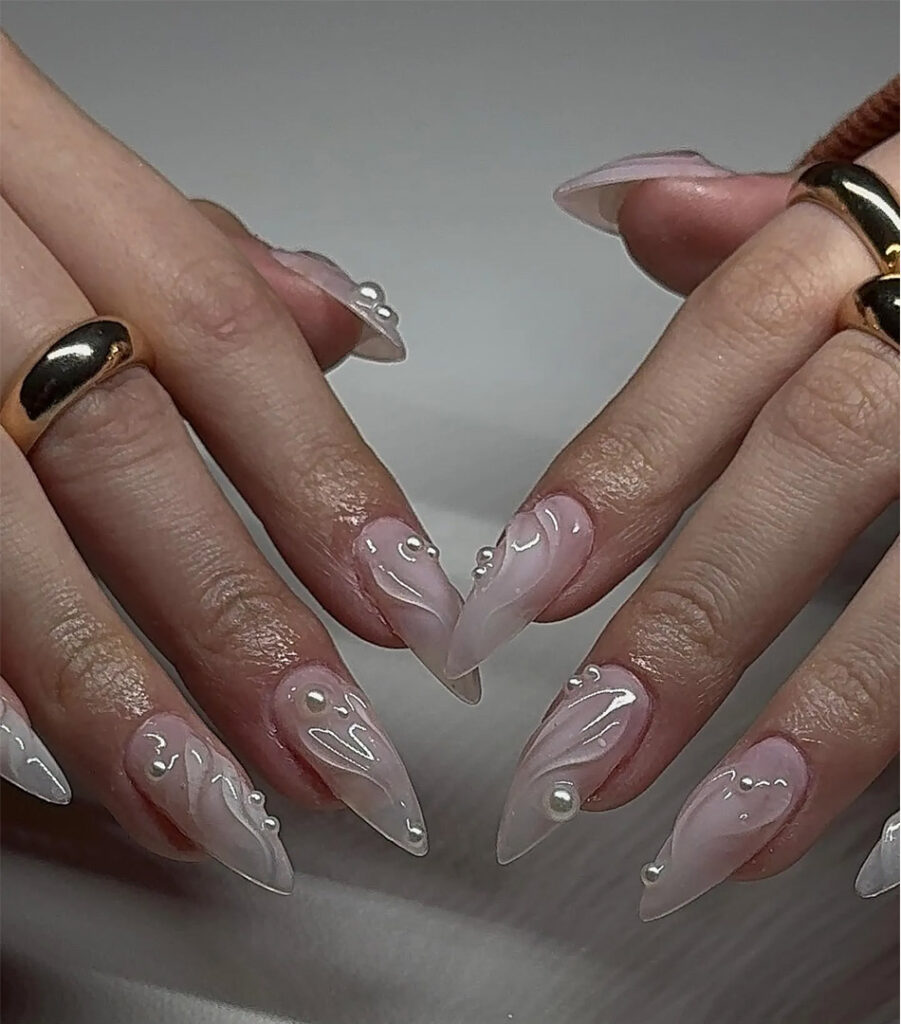 Uñas medusa, la última tendencia de manicura para cerrar el 2024
