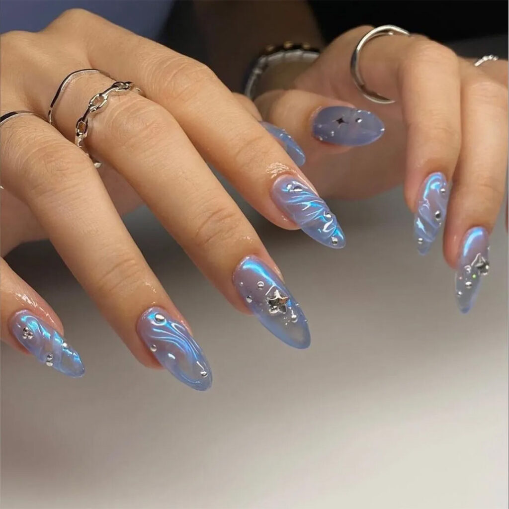 Uñas medusa, la última tendencia de manicura para cerrar el 2024