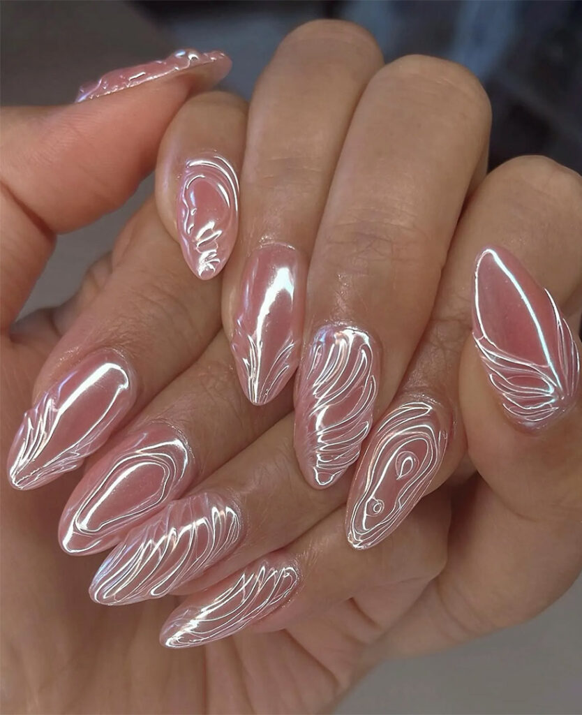 Uñas medusa, la última tendencia de manicura para cerrar el 2024