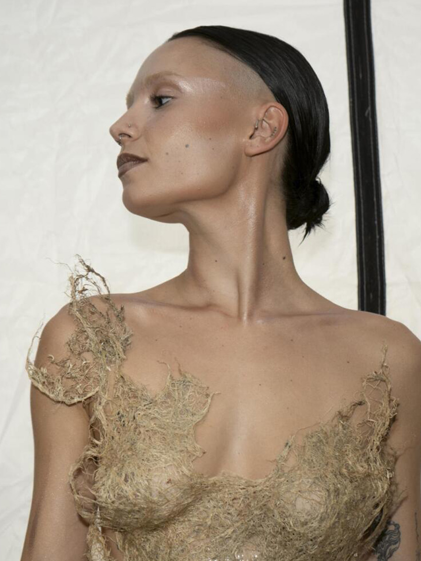 El vestido de raíces y trigo de un diseñador venezolano que ganó en los GreenWalk Awards
