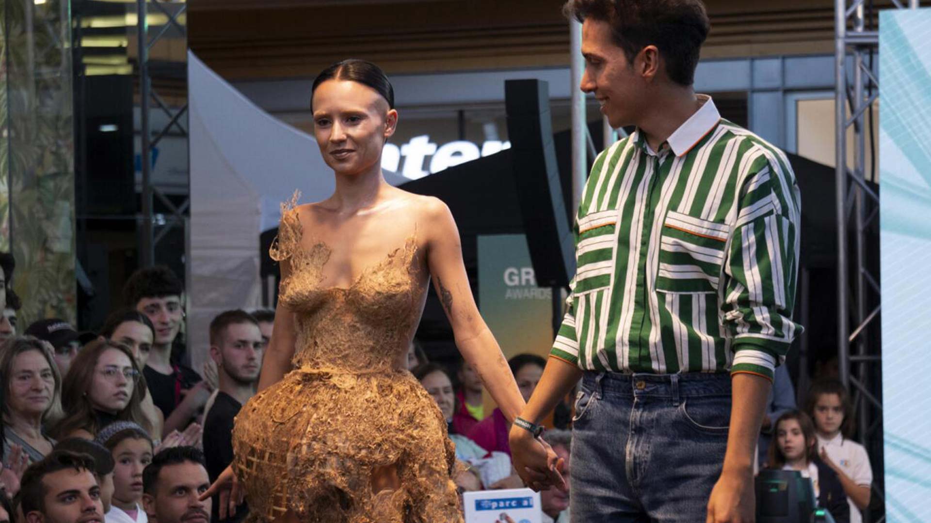 El vestido de raíces y trigo de un diseñador venezolano que ganó en los GreenWalk Awards