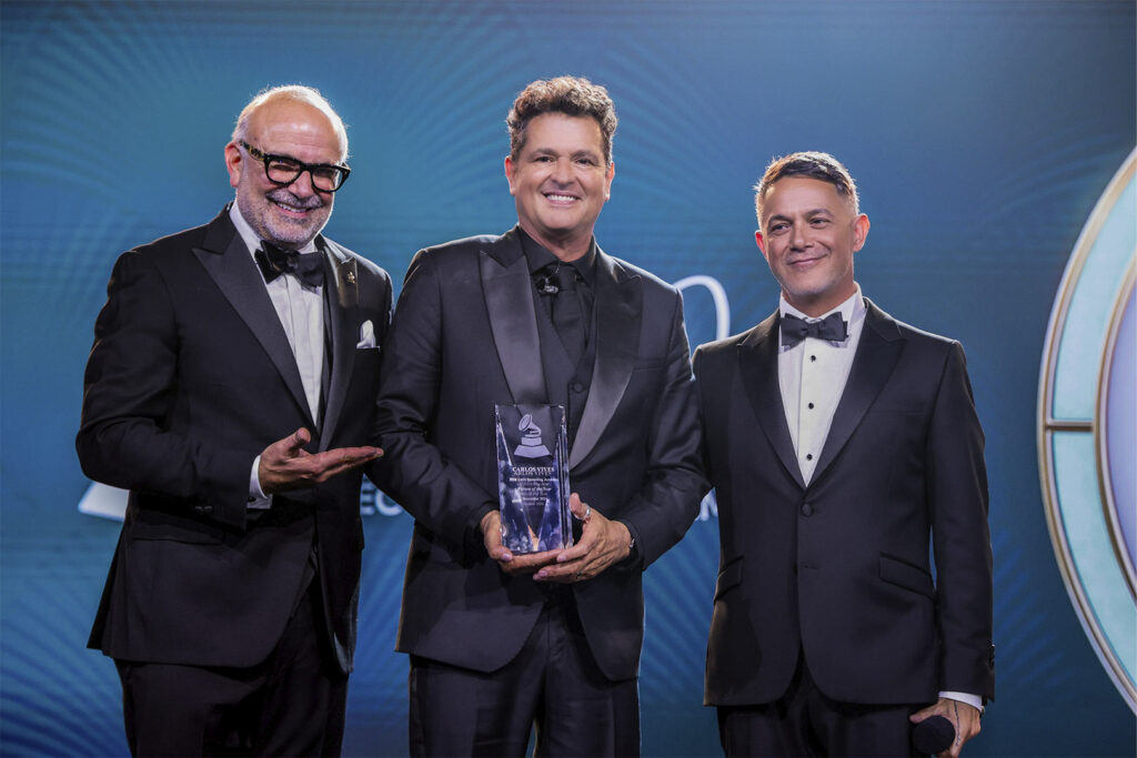 Carlos Vives es homenajeado como Persona del Año 2024