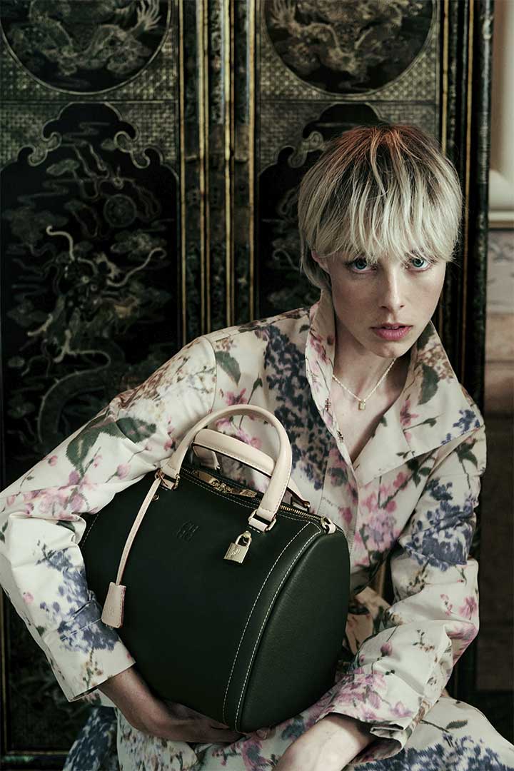 Edie Campbell protagoniza retrato a los bolsos de Carolina Herrera