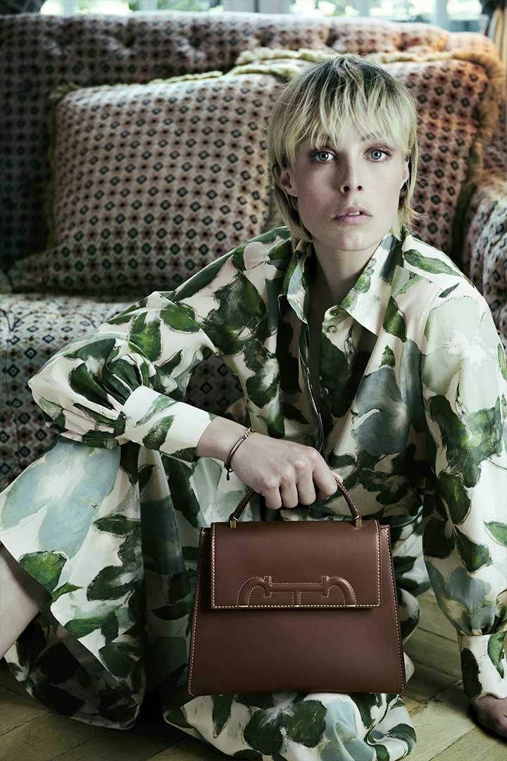 Edie Campbell protagoniza retrato a los bolsos de Carolina Herrera