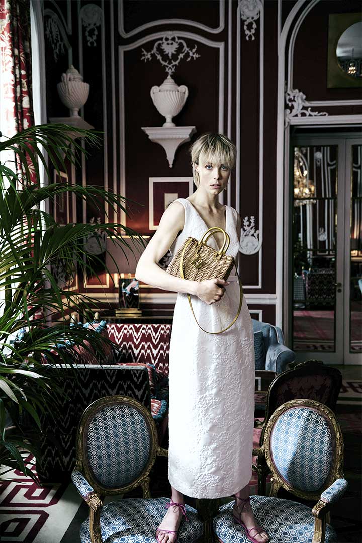 Edie Campbell protagoniza retrato a los bolsos de Carolina Herrera