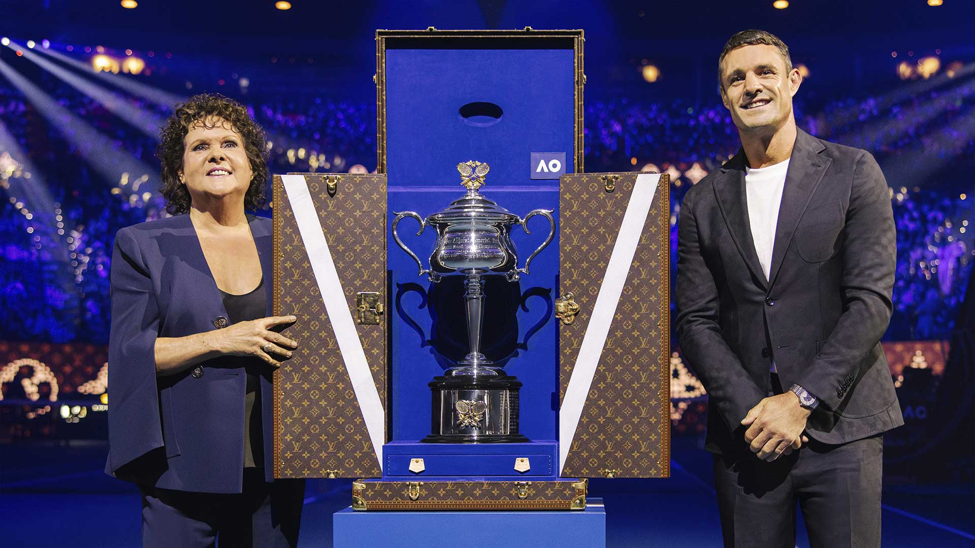 Dan Carter y Louis Vuitton exhiben trofeo del Australia Open femenino 2025 