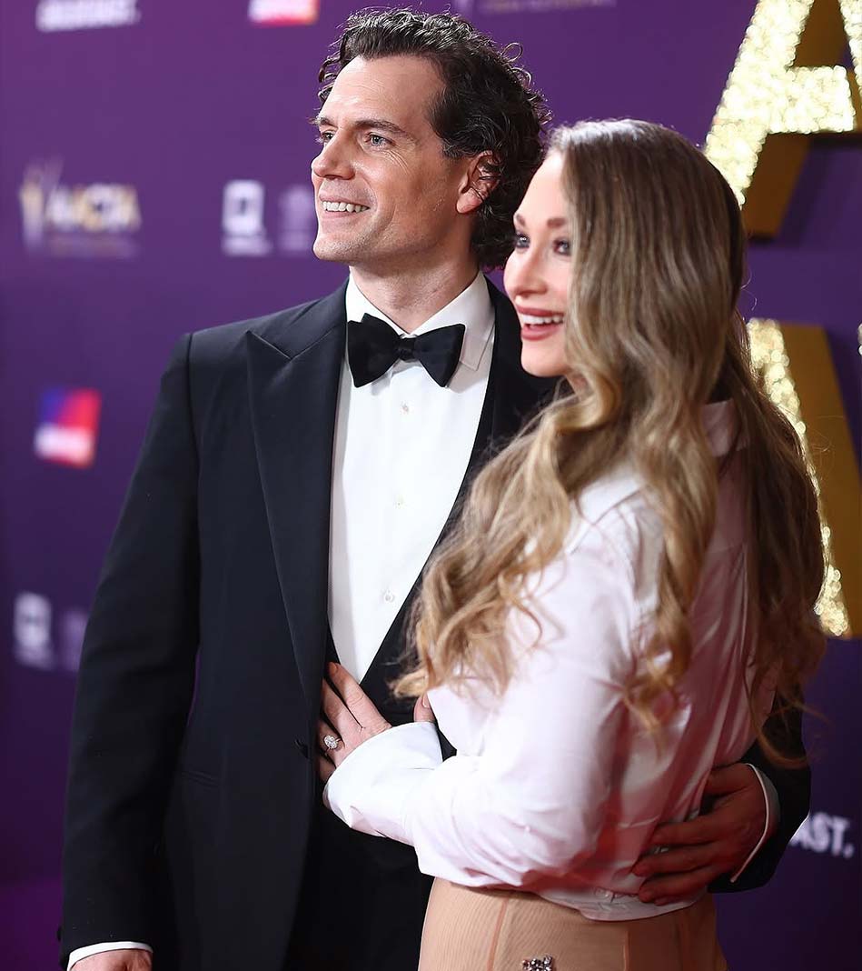 Henry Cavill y Natalie Viscuso sorprenden con "anillo de compromiso en los AACTA Awards 2025