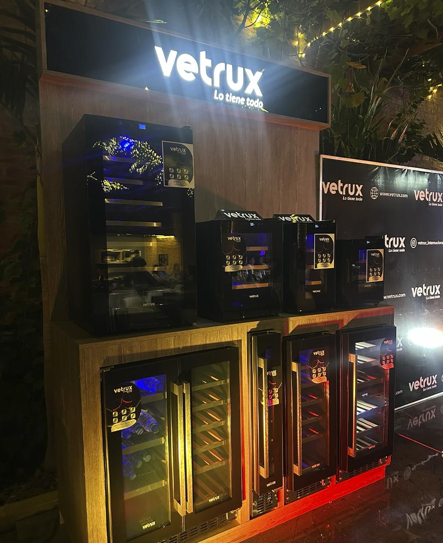 Diana Silva y José Padrón presentan las nuevas de vineras Vetrux