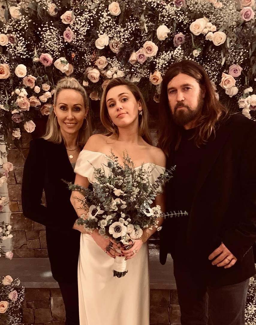 Miley Cyrus con su vestido de novia vivienne westwood