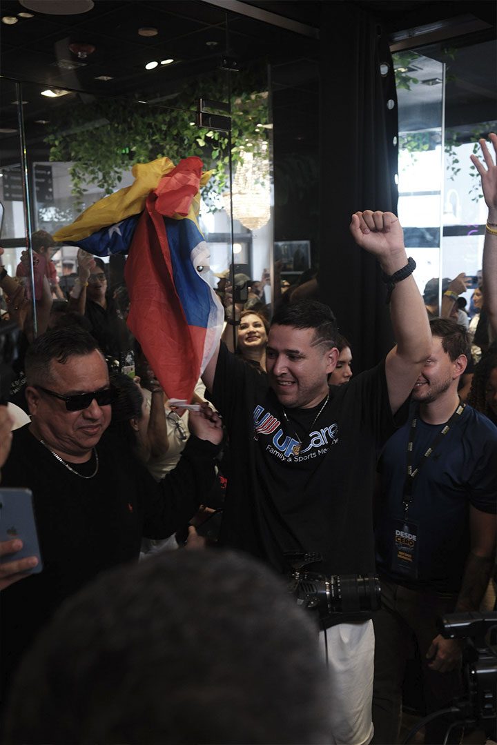 Juancito logra el récord mundial del podcast más largo con 43 horas de transmisión