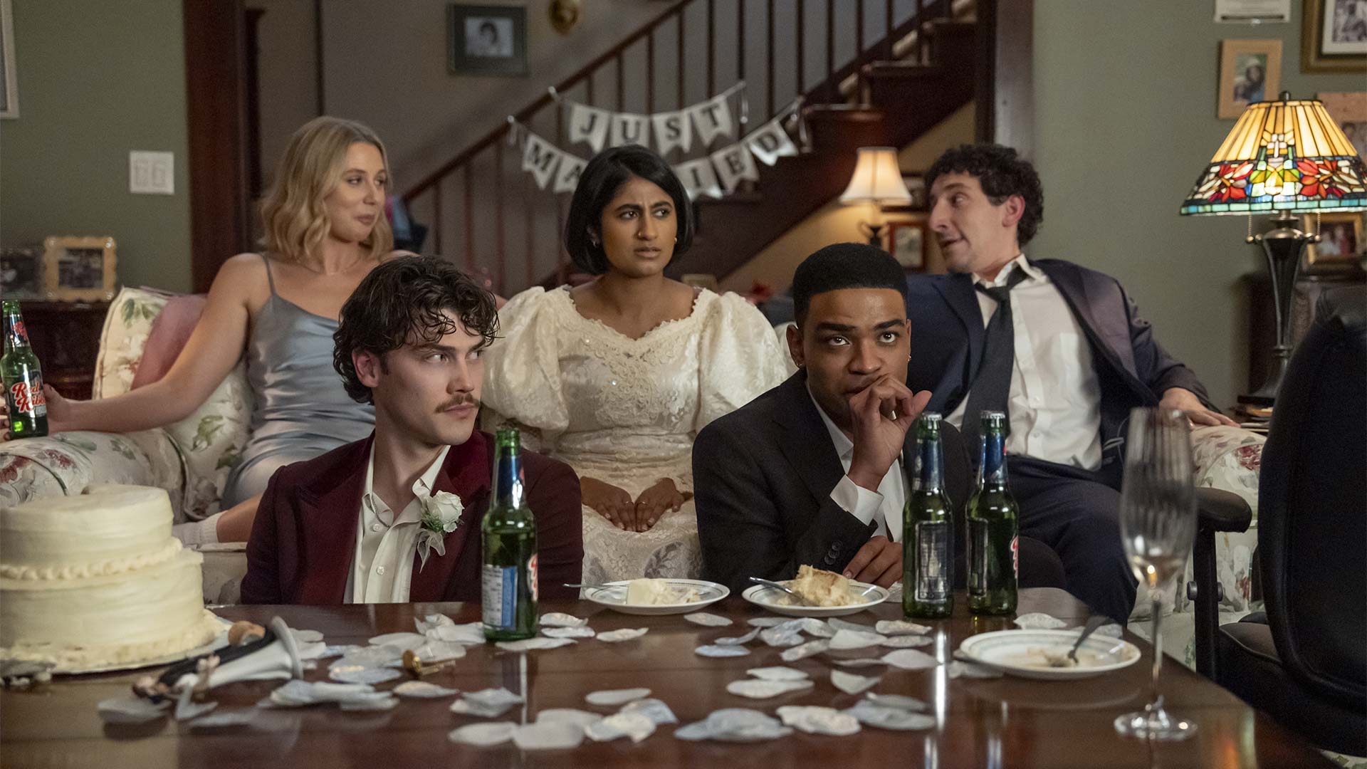 Todo sobre la exitosa serie de comedia Adults de Disney+ 