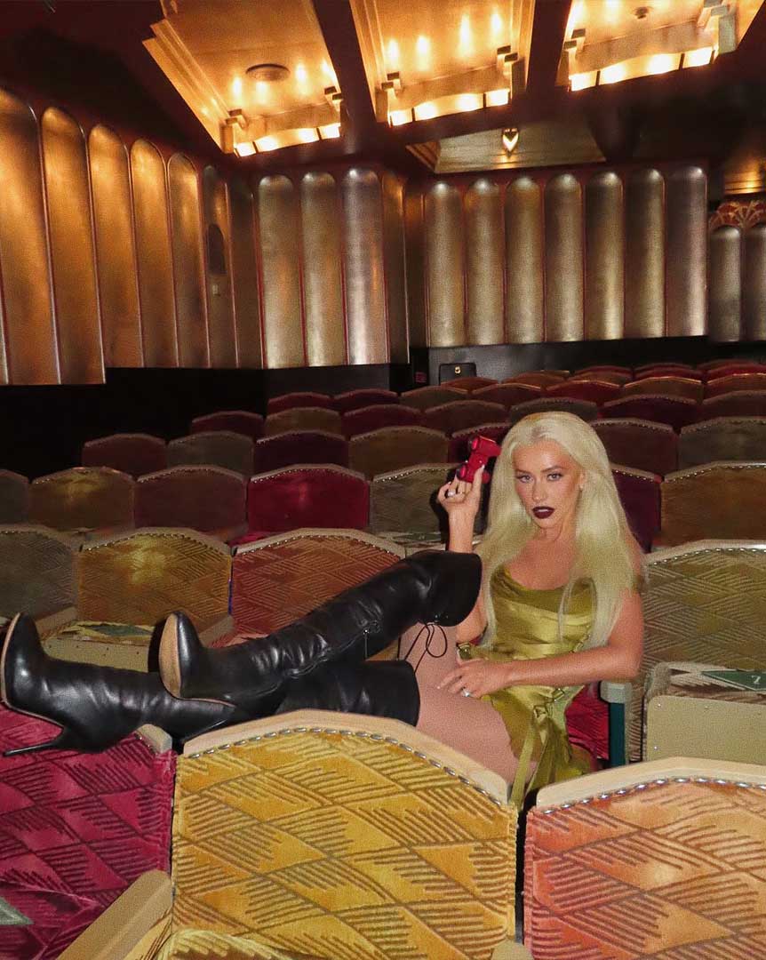 Christina Aguilera regresa a su era Versace 22 años después para Burlesque