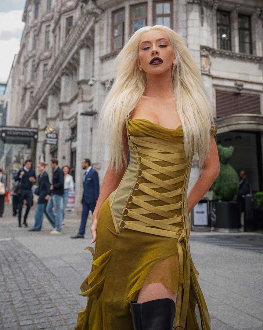 Christina Aguilera regresa a su era Versace 22 años después para Burlesque
