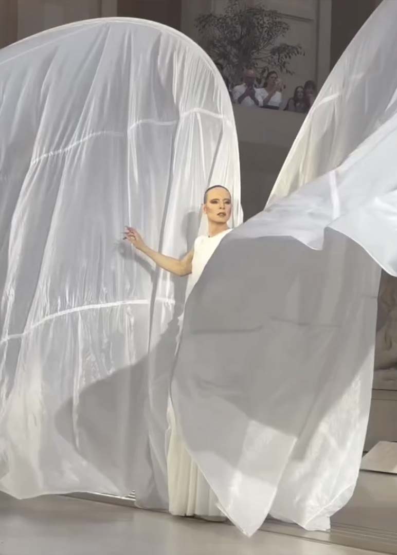 Jordan Roth deslumbró en el Louvre de Paris