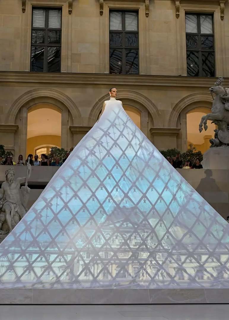 Jordan Roth deslumbró en el Louvre de Paris