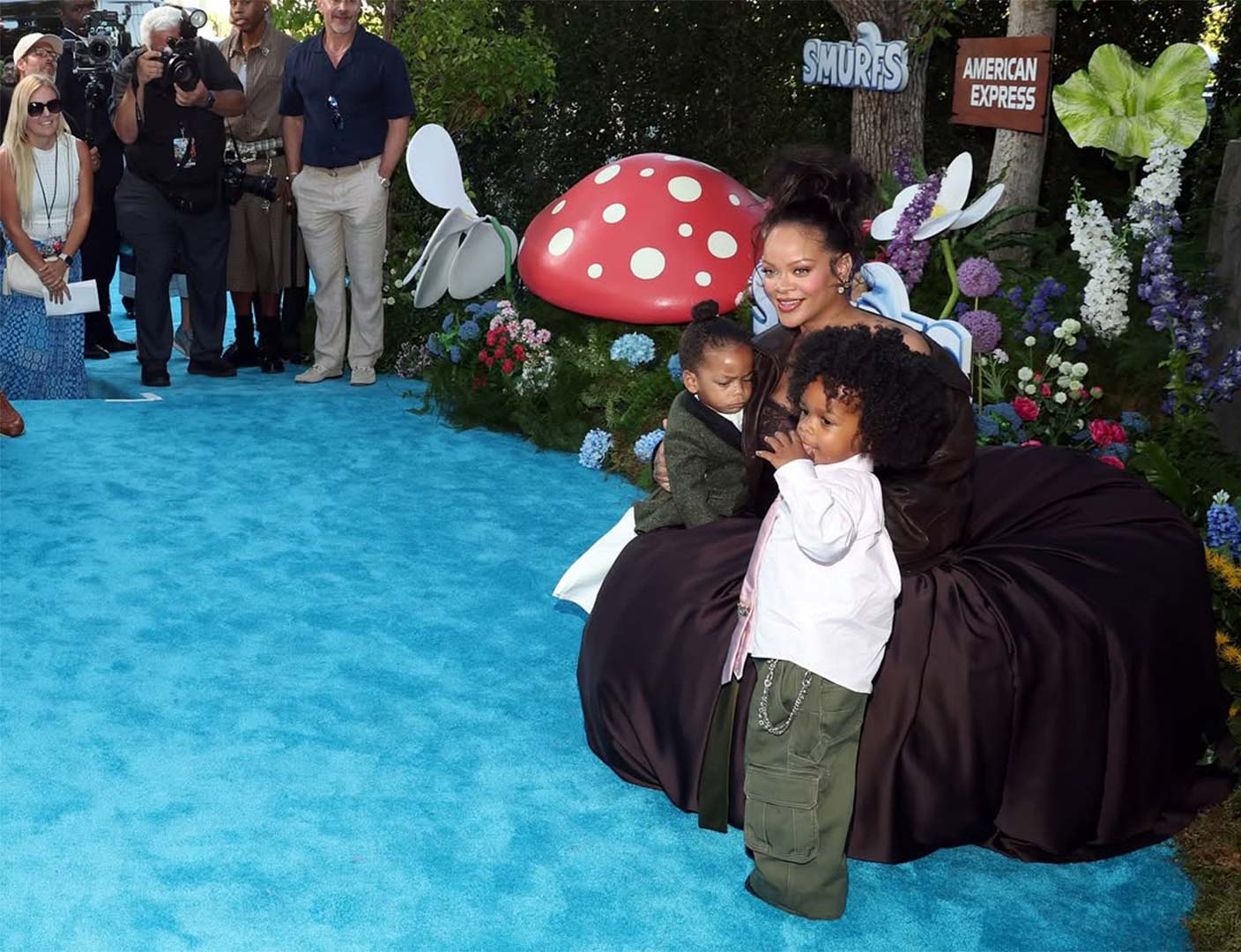 Rihanna brilla en la premiere de Los Pitufos junto a sus hijos