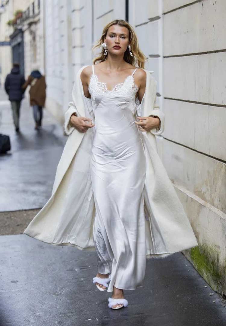 El vestido lencero o 'slip dress' regresa a las tendencias para potenciar tu estilo en 2025