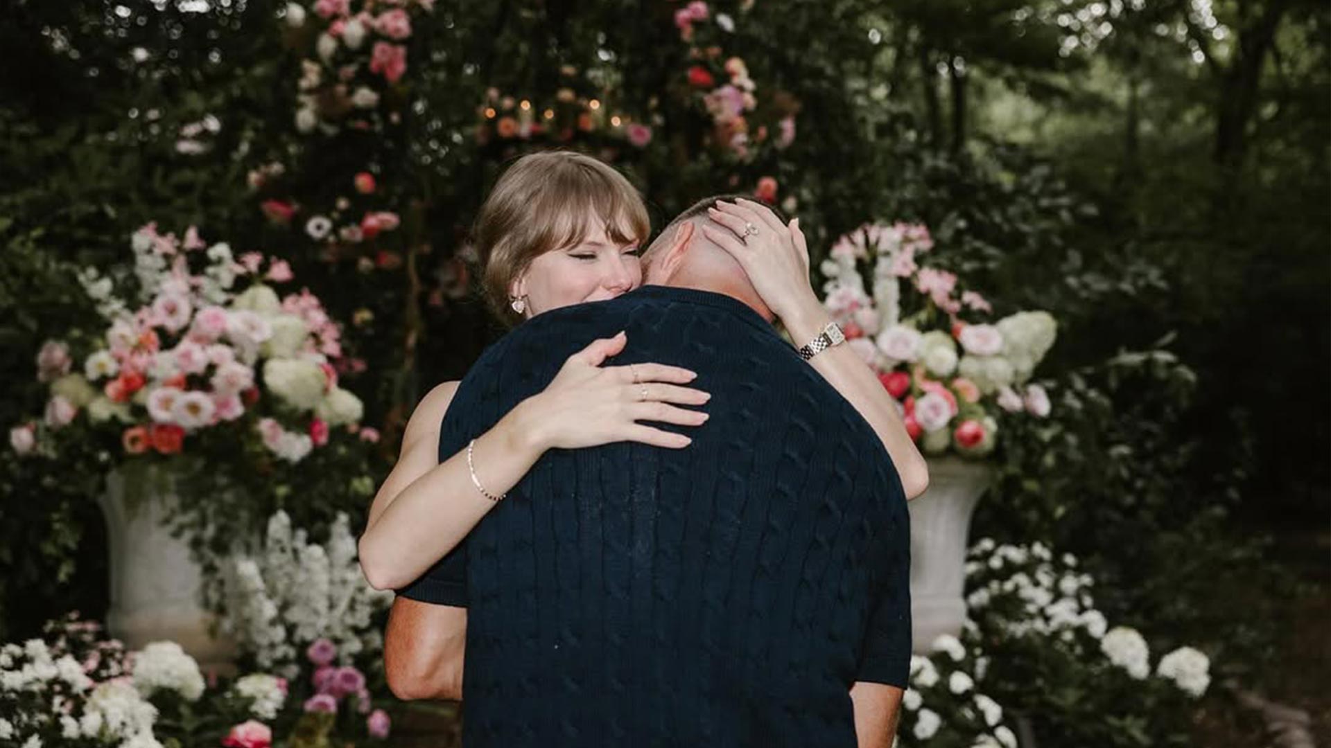 Taylor Swift anuncia su compromiso con Travis Kelce en Instagram