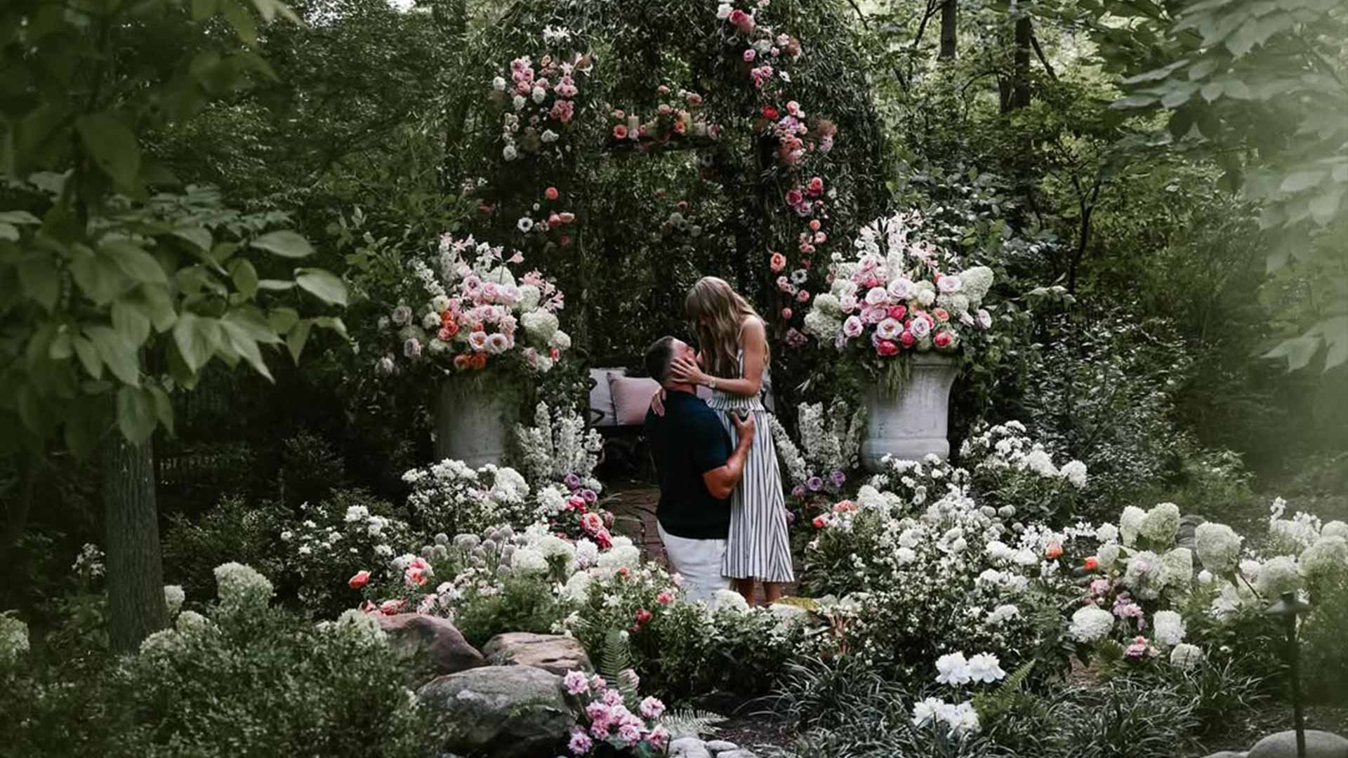 Taylor Swift anuncia su compromiso con Travis Kelce en Instagram