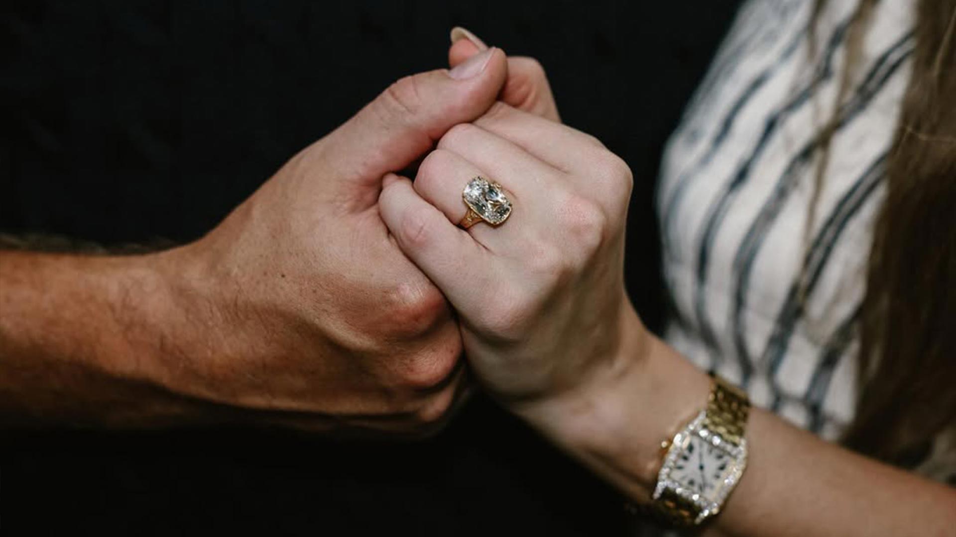 Taylor Swift anuncia su compromiso con Travis Kelce en Instagram