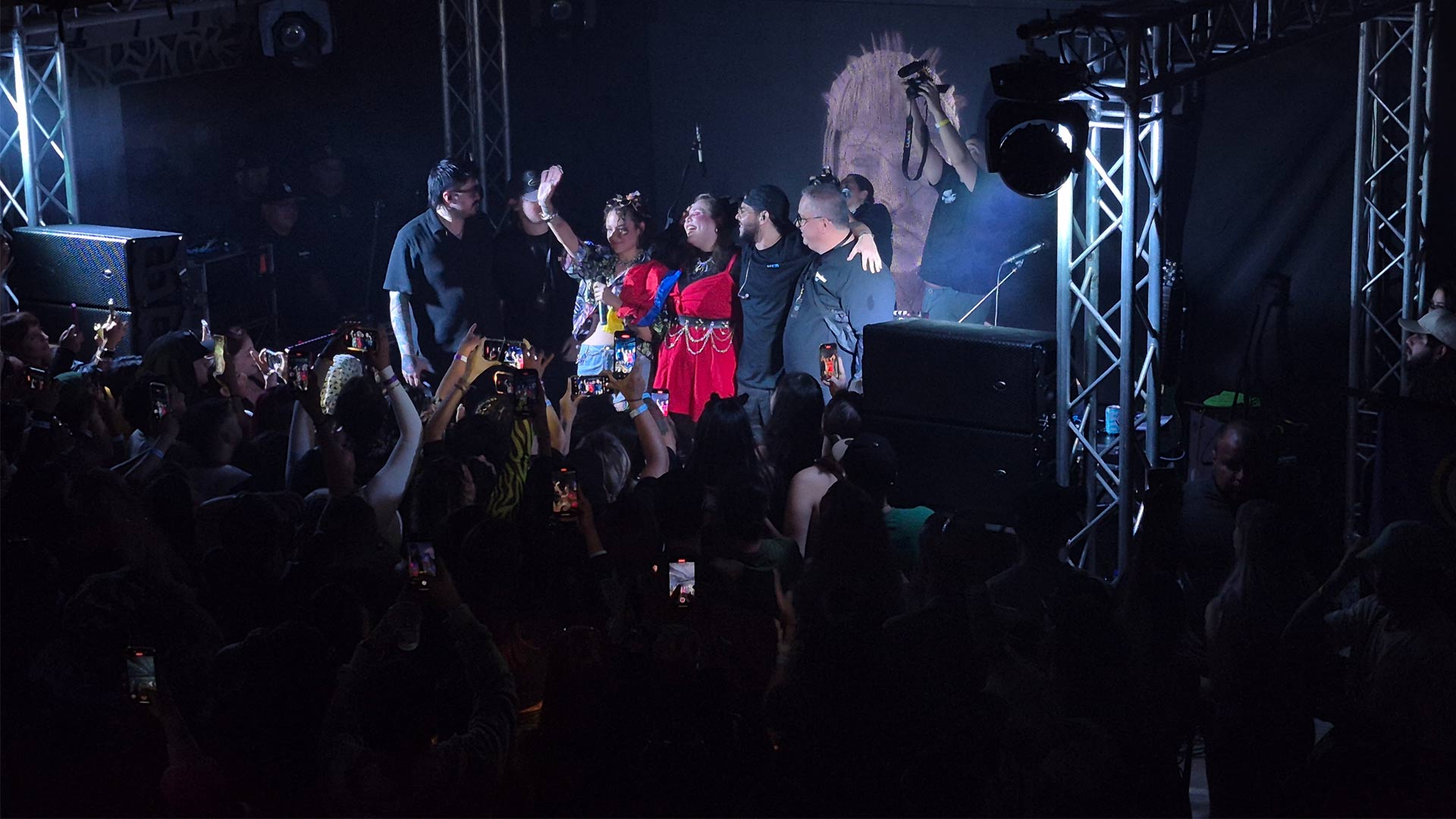 Irepelusa encendió Valencia con un concierto íntimo y poderoso