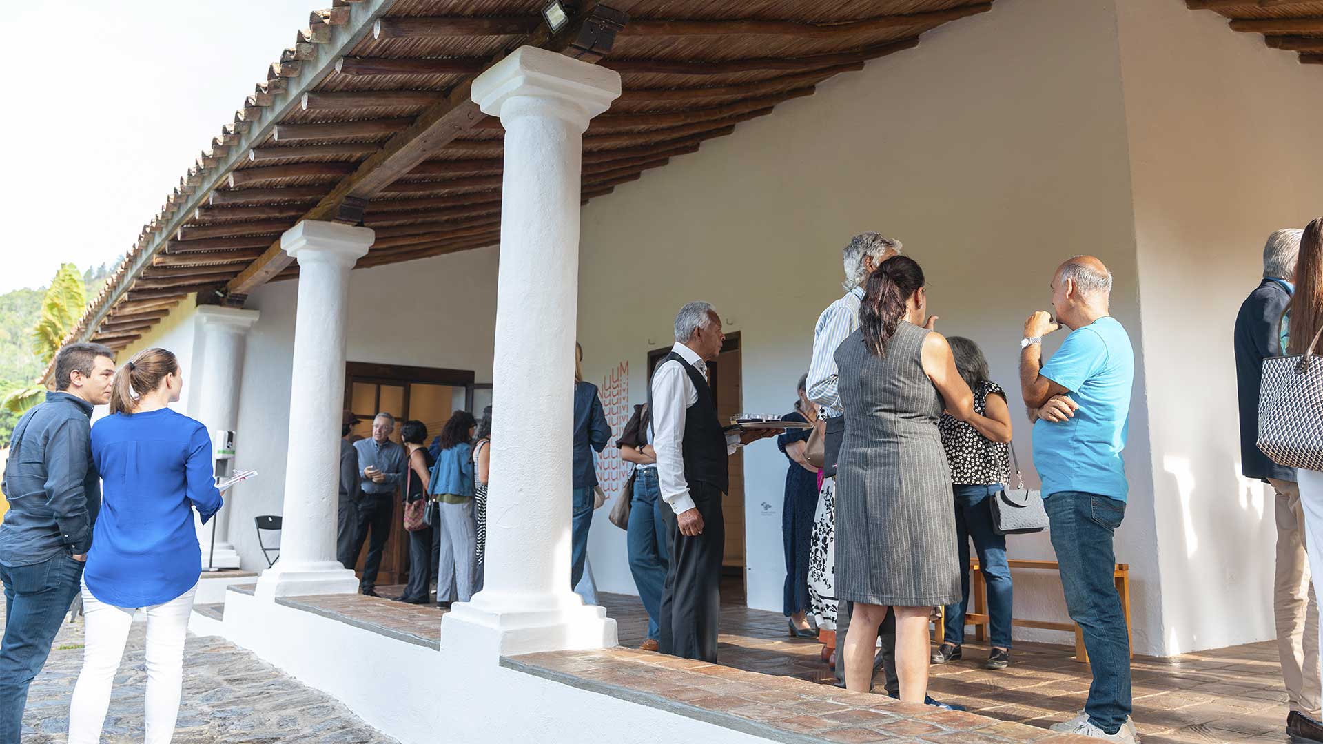 Presentan el catálogo CONTINUUM de Elias Crespin en Caracas