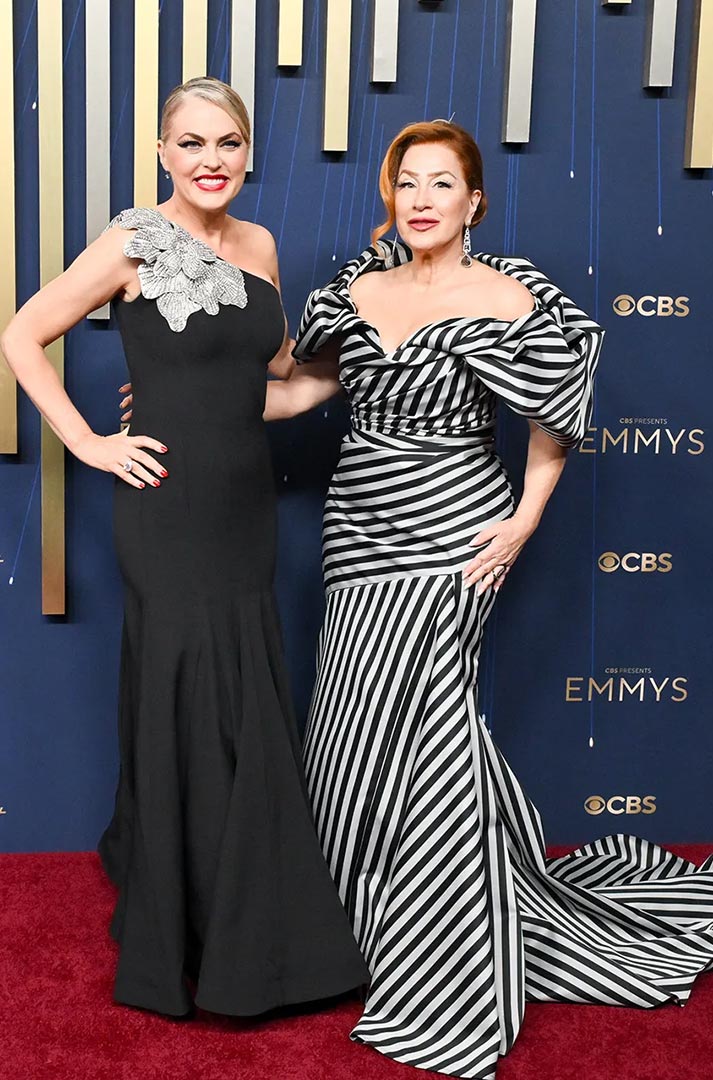 Elaine Hendrix con Lisa Ann Walter en Christian Siriano