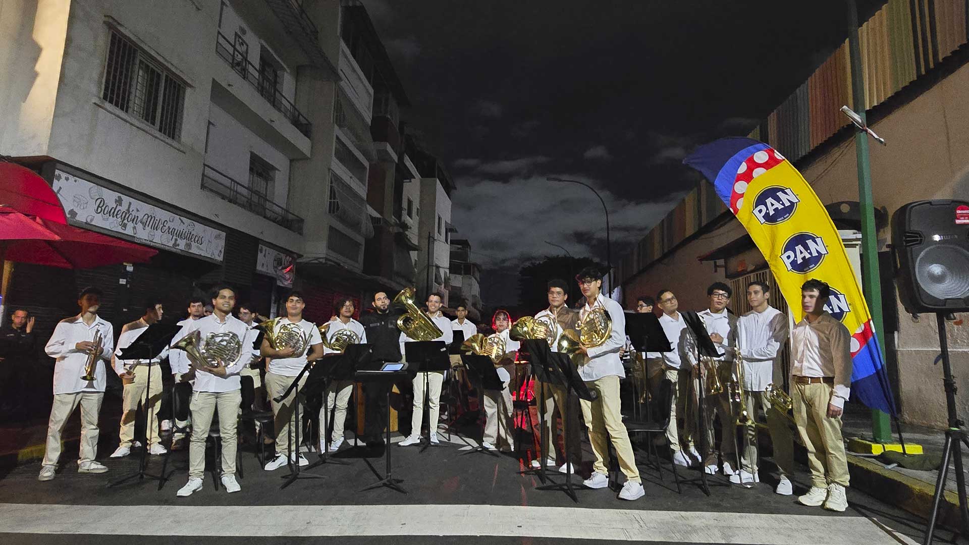 Inauguran mural de Susana Duijm en Chacao