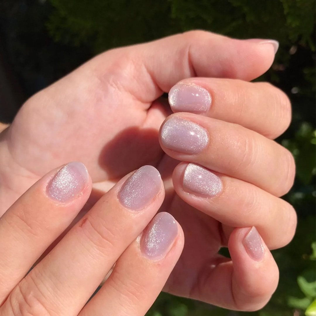 Uñas cortas con efecto terciopelo, la nueva tendencia en manicura