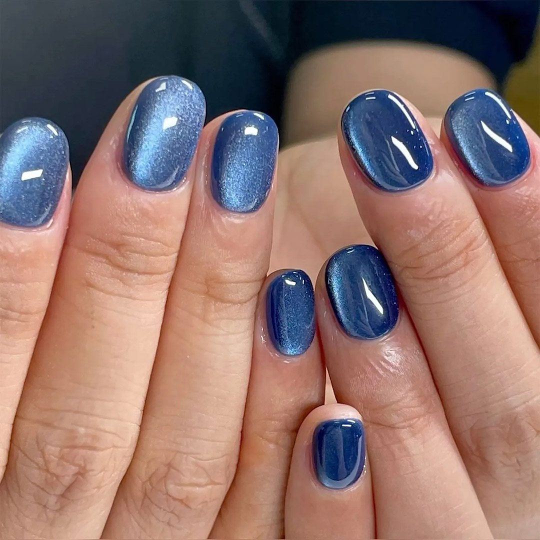 Uñas cortas con efecto terciopelo, la nueva tendencia en manicura