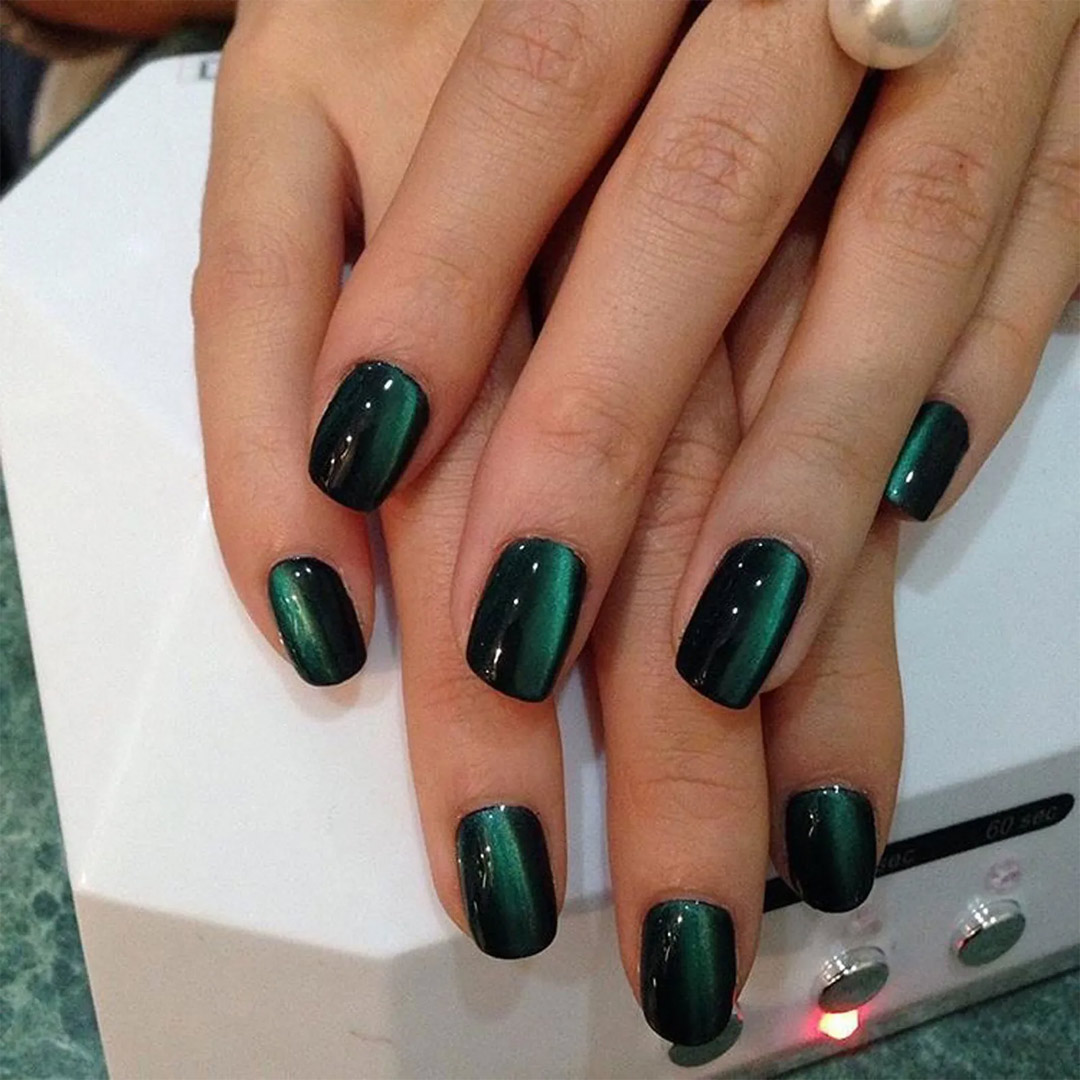 Uñas cortas con efecto terciopelo, la nueva tendencia en manicura