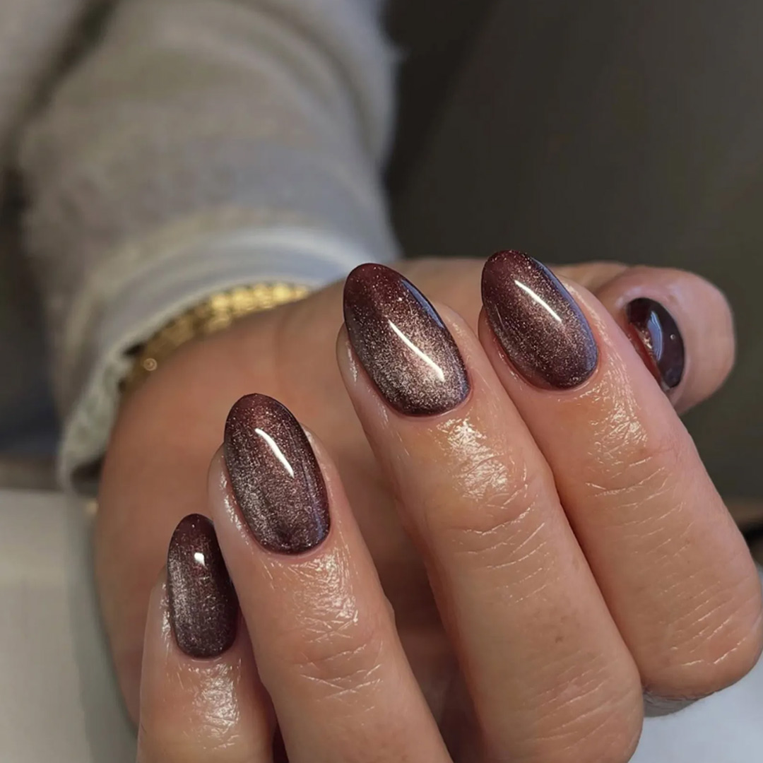 Uñas cortas con efecto terciopelo, la nueva tendencia en manicura