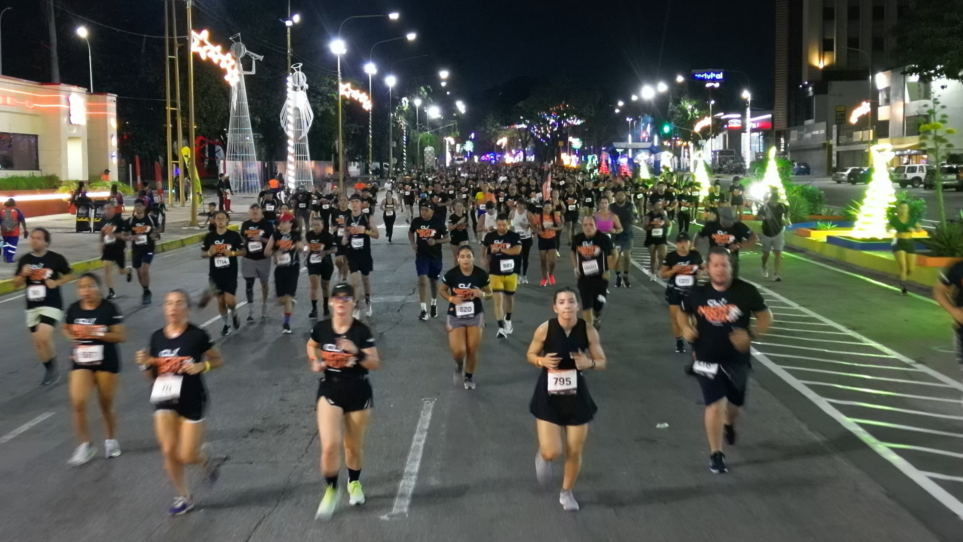 Más de 8 mil personas vivieron la experiencia CLX Night Run 2025