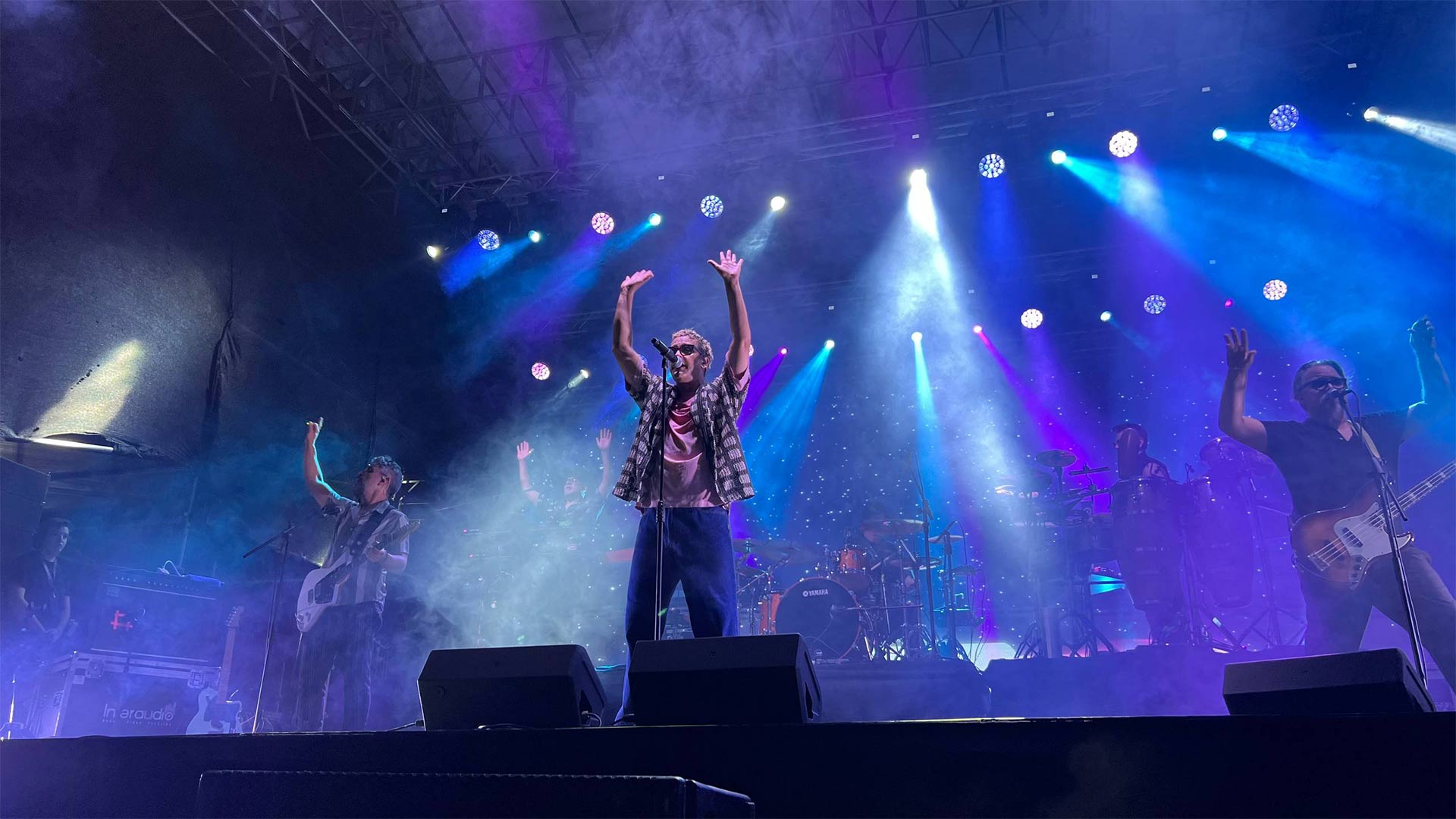 La gozadera de Los Amigos Invisibles unió a Valencia en concierto