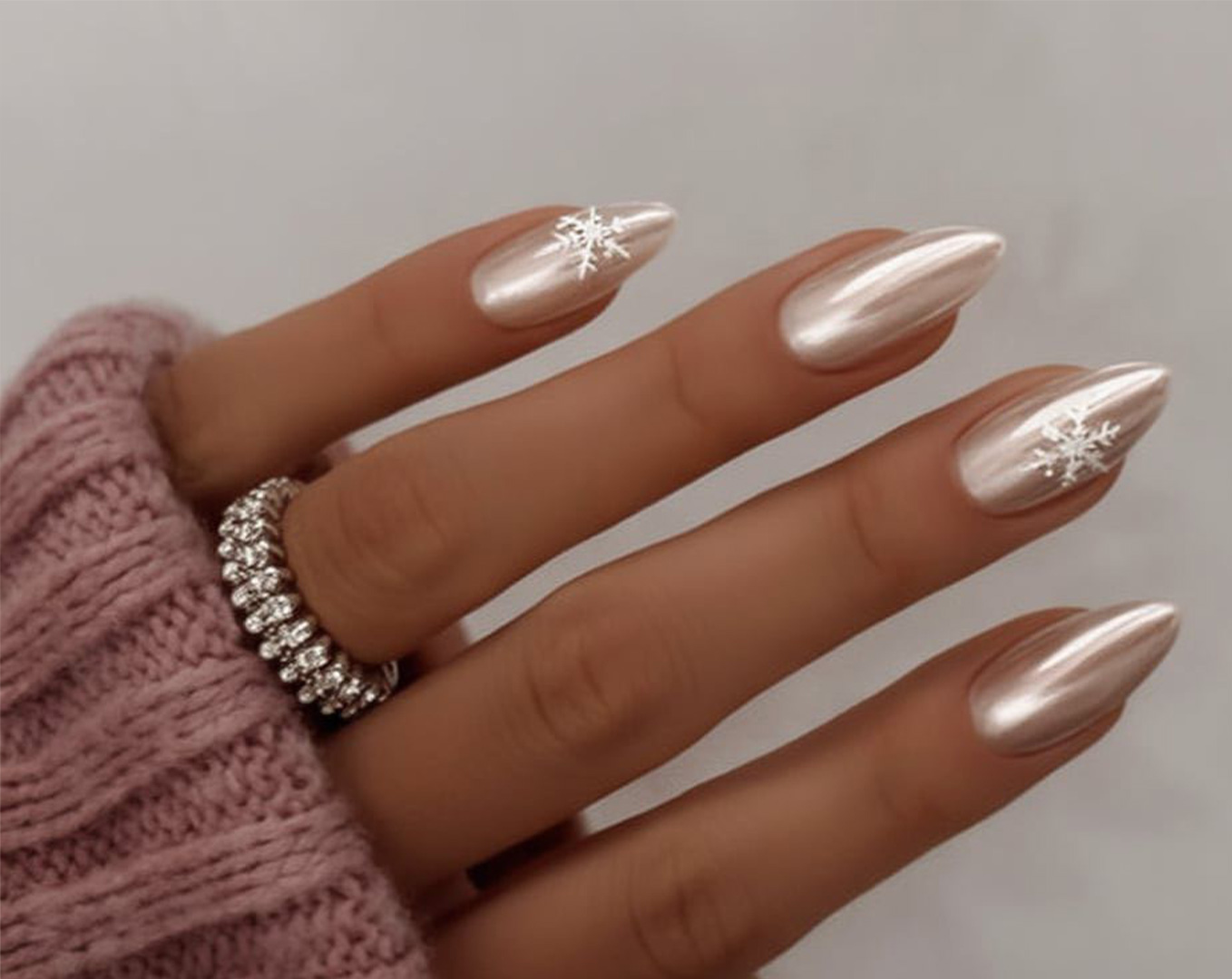Top de las cinco tendencias de uñas navideñas 2025