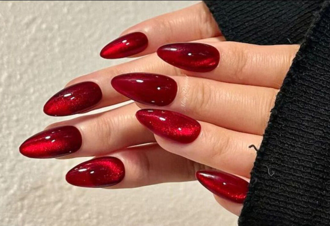 Top de las cinco tendencias de uñas navideñas 2025