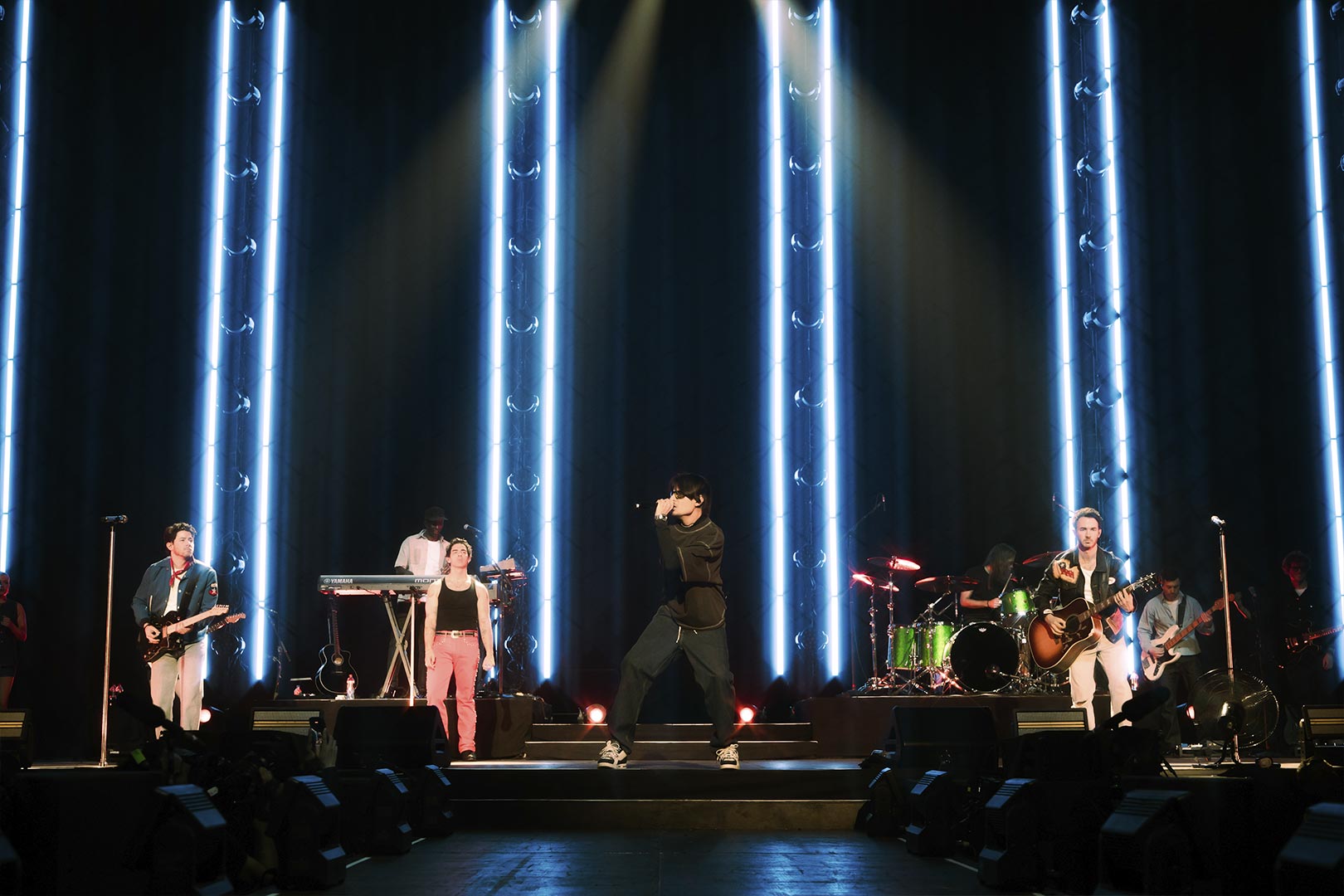 Danny Ocean sorprende en concierto de los Jonas Brothers