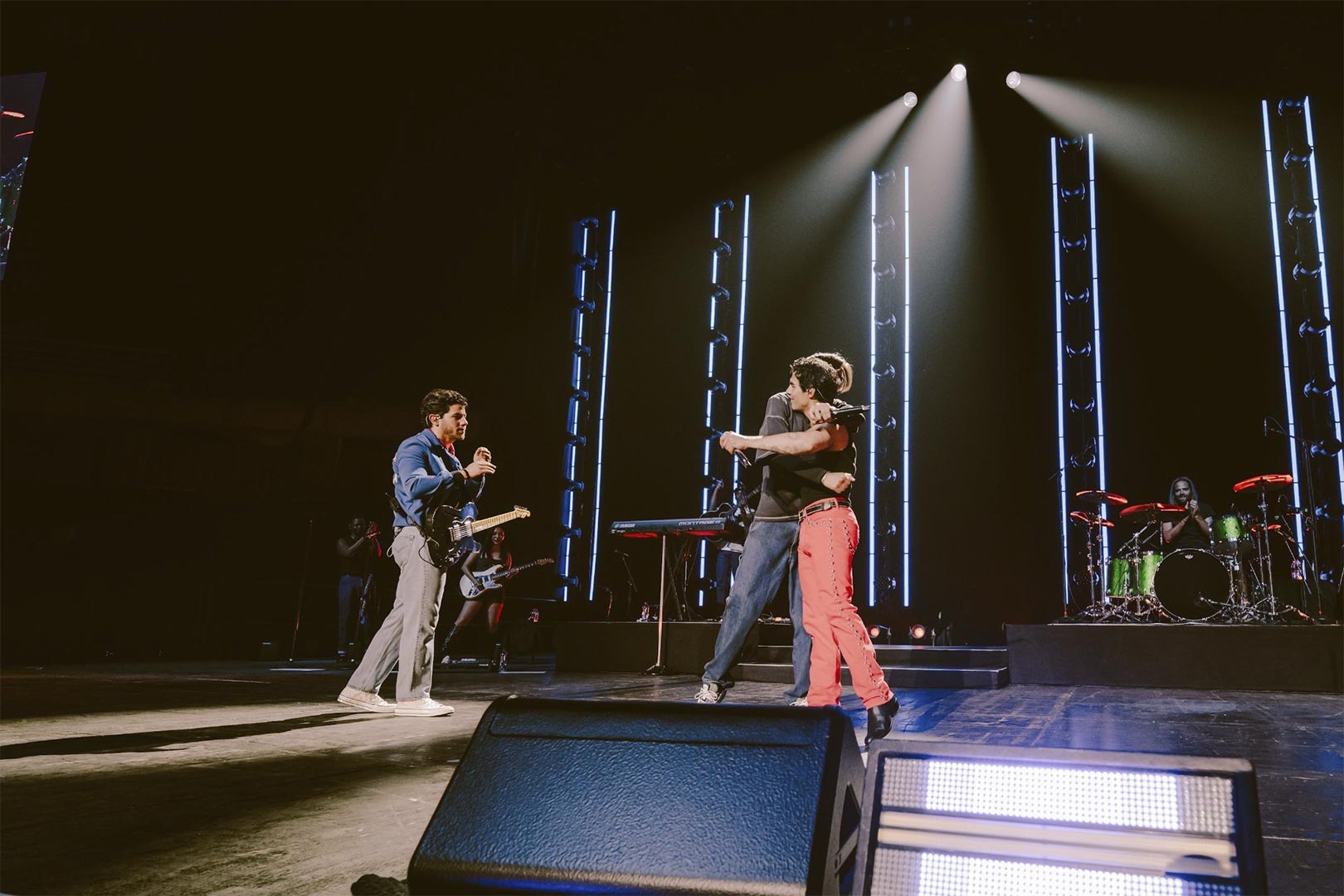 Danny Ocean sorprende en concierto de los Jonas Brothers