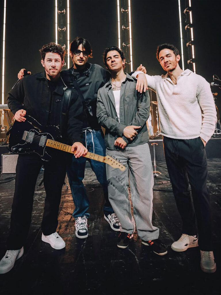 Danny Ocean sorprende en concierto de los Jonas Brothers