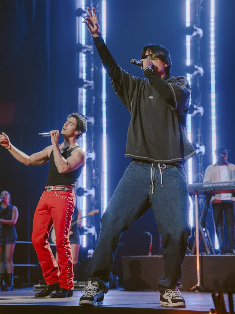 Danny Ocean sorprende en concierto de los Jonas Brothers